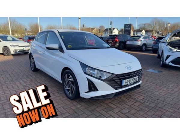 Hyundai i20 Hatchback, Petrol, 2024, White