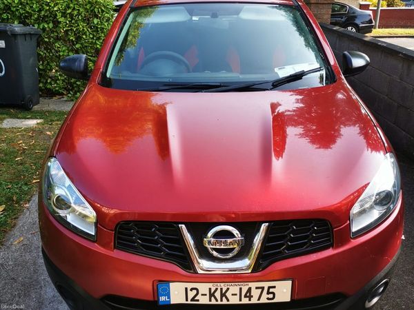 Nissan Qashqai Hatchback, Diesel, 2012, Red