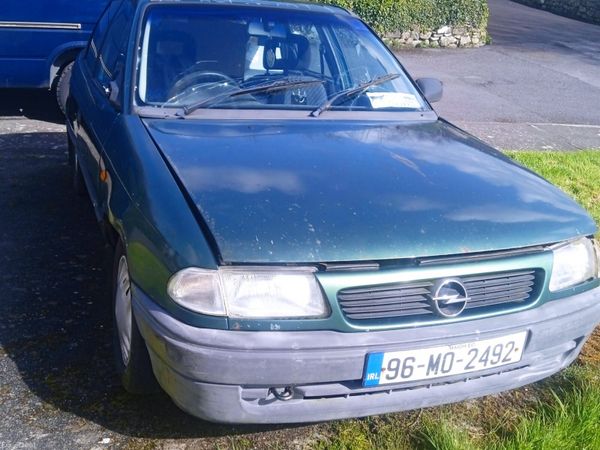 Opel Astra Saloon, Petrol, 1996, Green