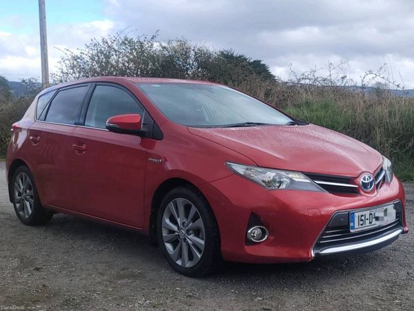 Toyota Auris Hatchback, Petrol Hybrid, 2015, Red