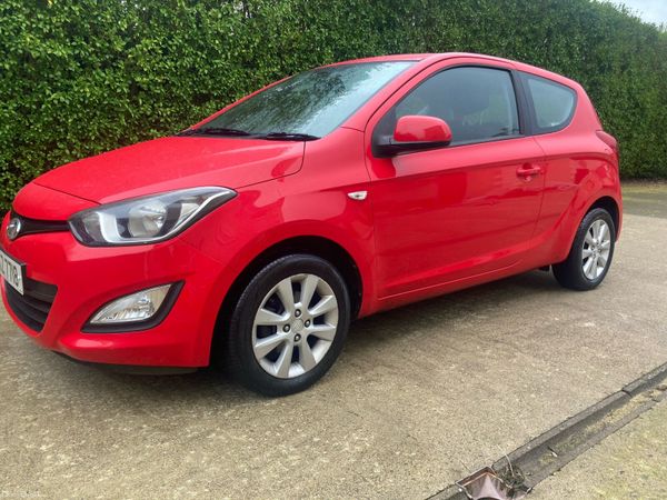 Hyundai i20 Hatchback, Petrol, 2014, Red