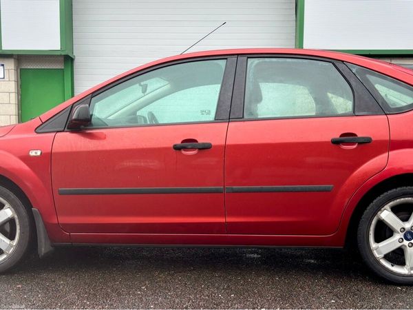 Ford Focus Hatchback, Petrol, 2006, Red