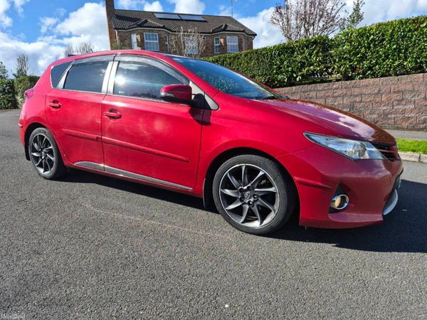 Toyota Auris Hatchback, Diesel, 2013, Red