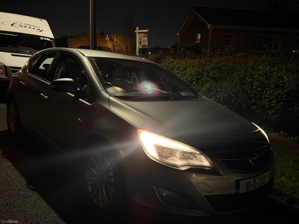 Opel Astra Hatchback, Petrol, 2010, Silver