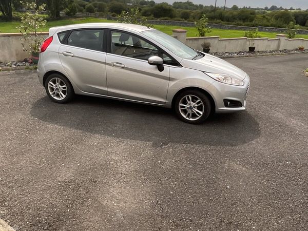 Ford Fiesta Hatchback, Petrol, 2015, Silver