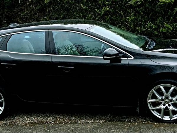 Volvo V40 Hatchback, Diesel, 2015, Black