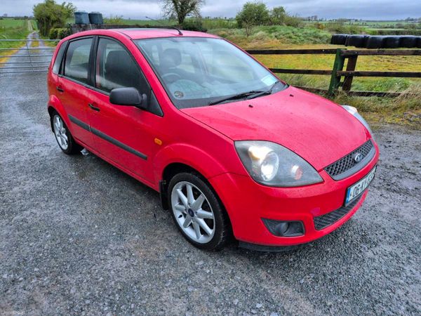 Ford Fiesta Hatchback, Petrol, 2006, Red