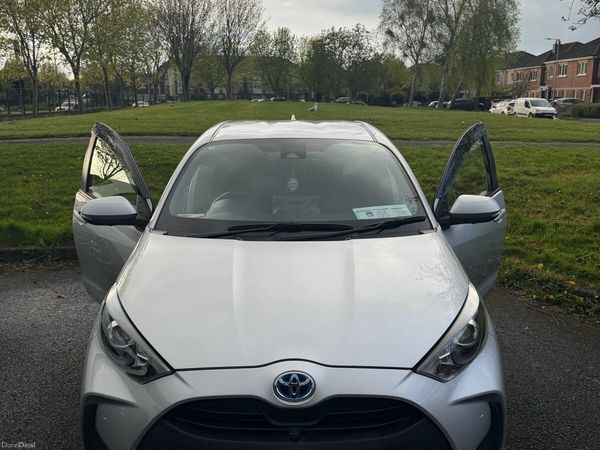 Toyota Yaris Hatchback, Petrol Hybrid, 2020, Silver