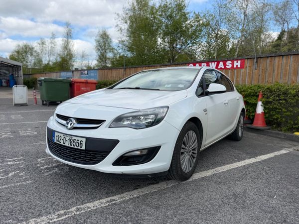 Vauxhall Astra Hatchback, Petrol, 2013, White