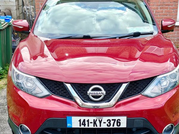 Nissan Qashqai Hatchback, Diesel, 2014, Red