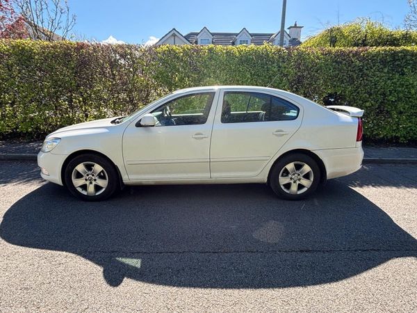 Skoda Octavia Saloon, Diesel, 2011, White