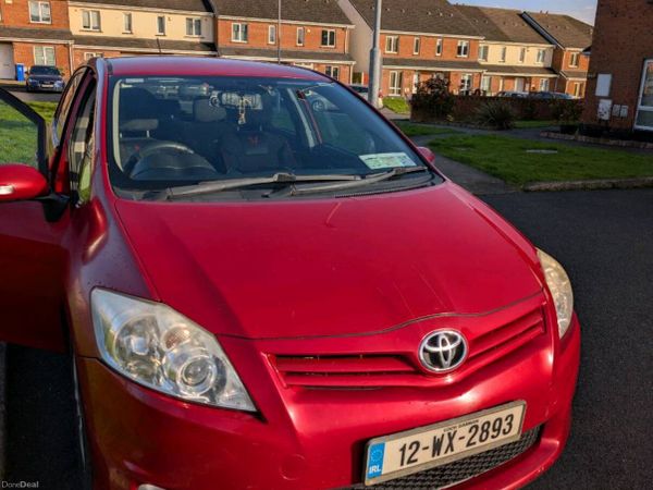 Toyota Auris Hatchback, Petrol, 2012, Red