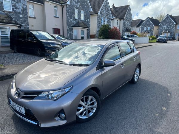 Toyota Auris Hatchback, Diesel, 2014, Beige