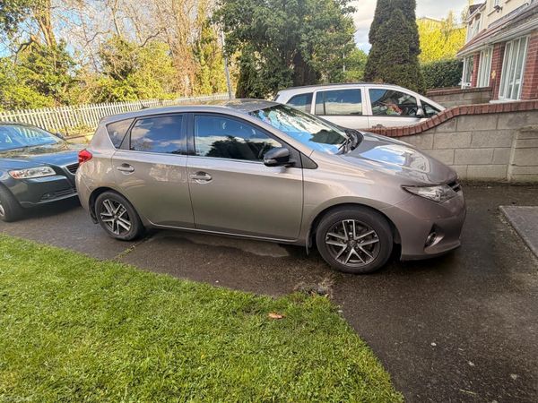 Toyota Auris Hatchback, Petrol, 2015, Bronze