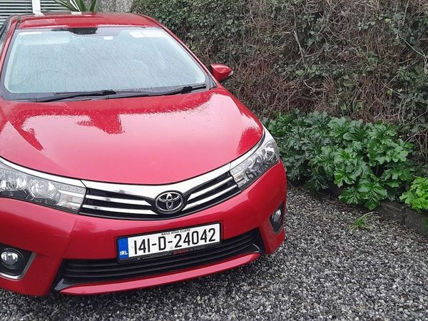 Toyota Corolla Saloon, Petrol, 2014, Red