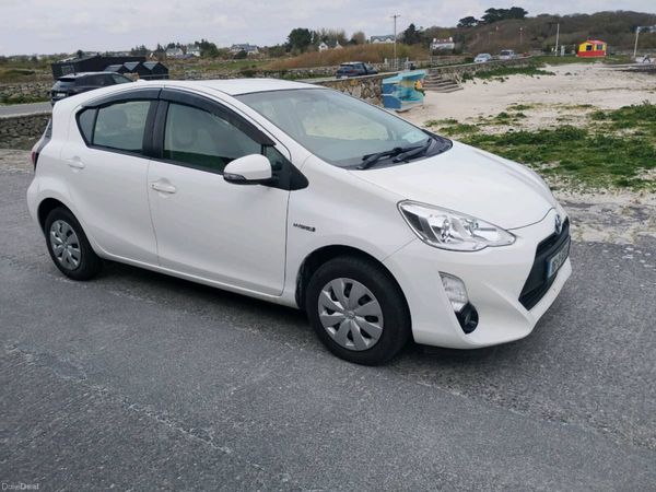 Toyota Aqua Hatchback, Petrol Hybrid, 2016, White
