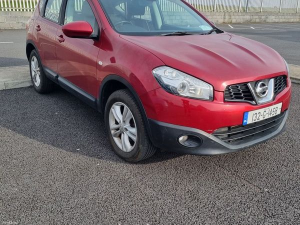 Nissan Qashqai Hatchback, Diesel, 2013, Red