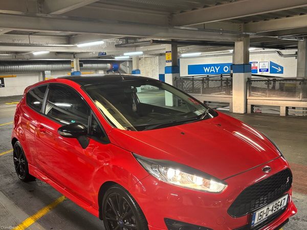 Ford Fiesta Hatchback, Petrol, 2015, Red