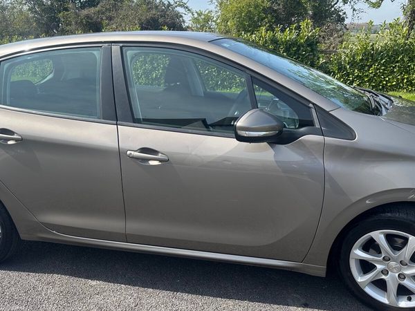 Peugeot 208 Hatchback, Petrol, 2015, Grey