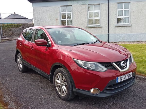 Nissan Qashqai Hatchback, Diesel, 2014, Red