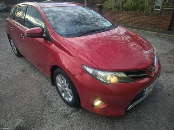 Toyota Auris Hatchback, Diesel, 2013, Red