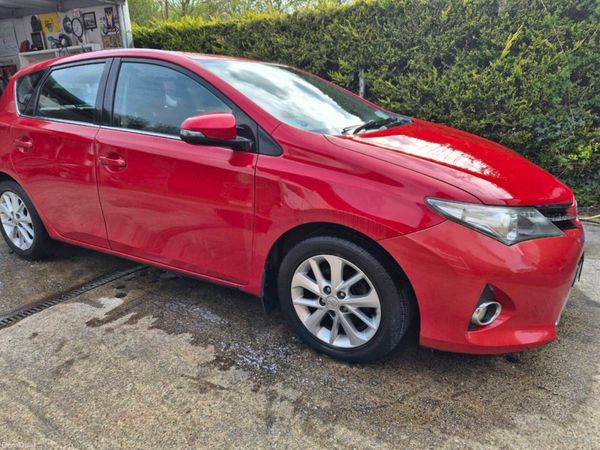 Toyota Auris Hatchback, Diesel, 2013, Red