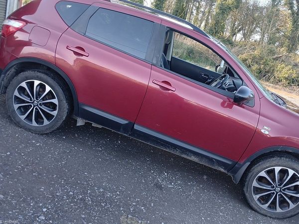 Nissan Qashqai Hatchback, Diesel, 2014, Red