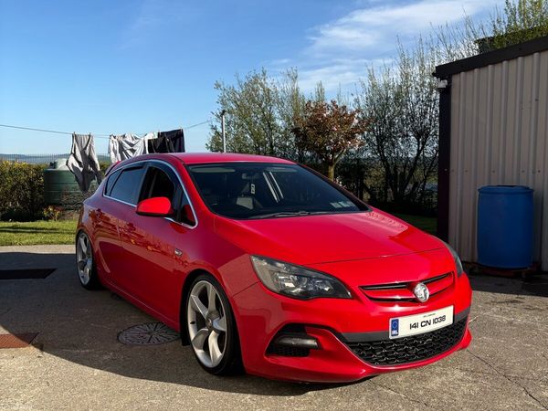 Vauxhall Astra Hatchback, Diesel, 2014, Red