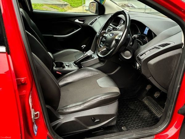 Ford Focus Hatchback, Petrol, 2014, Red