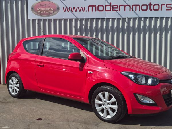 Hyundai i20 Hatchback, Petrol, 2014, Red