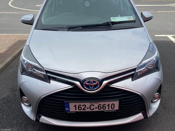 Toyota Yaris Hatchback, Petrol Hybrid, 2016, Grey