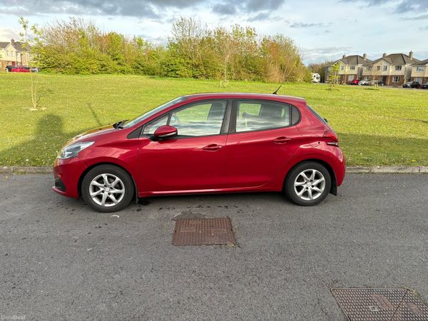 Peugeot 208 Hatchback, Diesel, 2016, Red