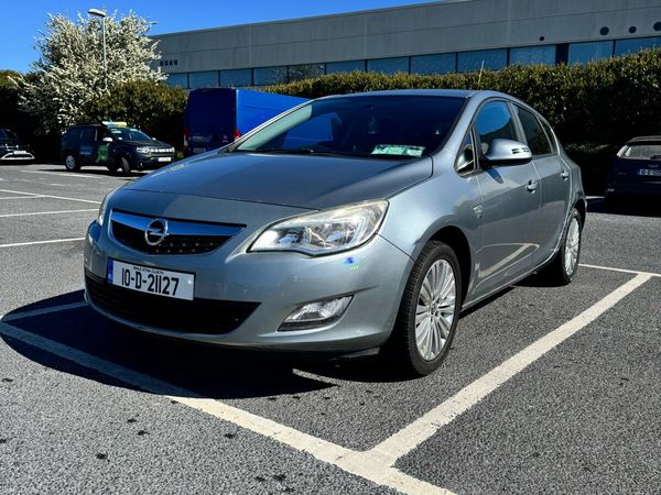 Opel Astra Hatchback, Petrol, 2010, Silver