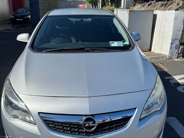 Opel Astra Hatchback, Petrol, 2011, Silver