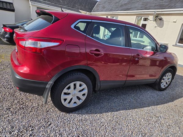 Nissan Qashqai SUV, Diesel, 2017, Red