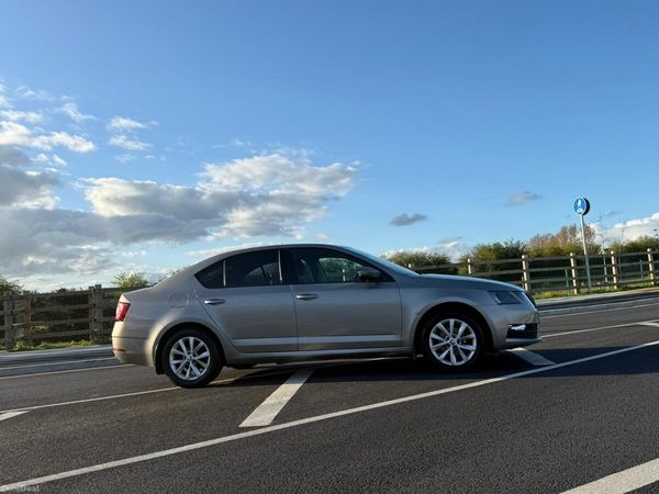 Skoda Octavia Saloon, Diesel, 2018, Grey