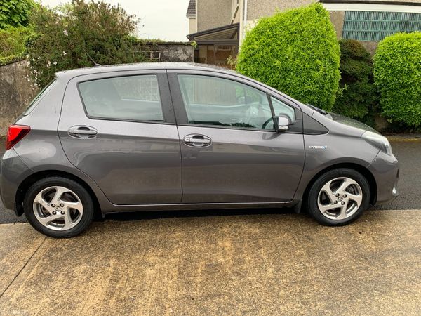 Toyota Yaris Hatchback, Petrol Hybrid, 2016, Grey