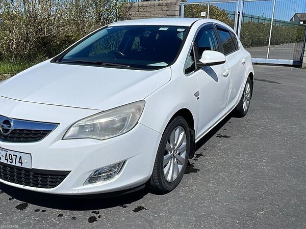 Opel Astra Hatchback, Diesel, 2011, White