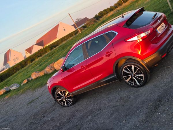 Nissan Qashqai Hatchback, Petrol, 2014, Red
