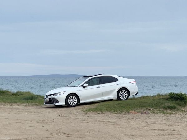 Toyota Camry Saloon, Petrol Hybrid, 2017, White