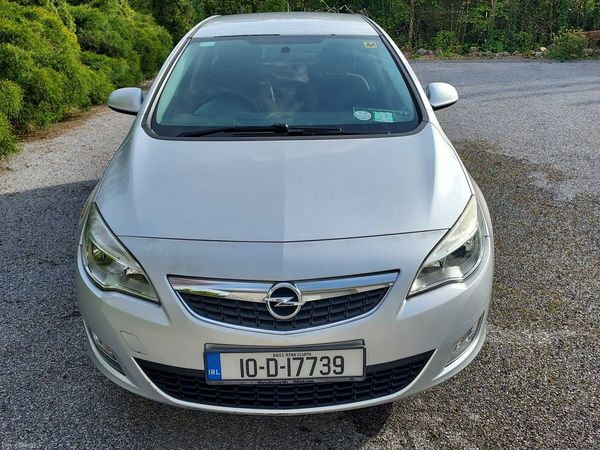 Opel Astra Hatchback, Petrol, 2010, Silver