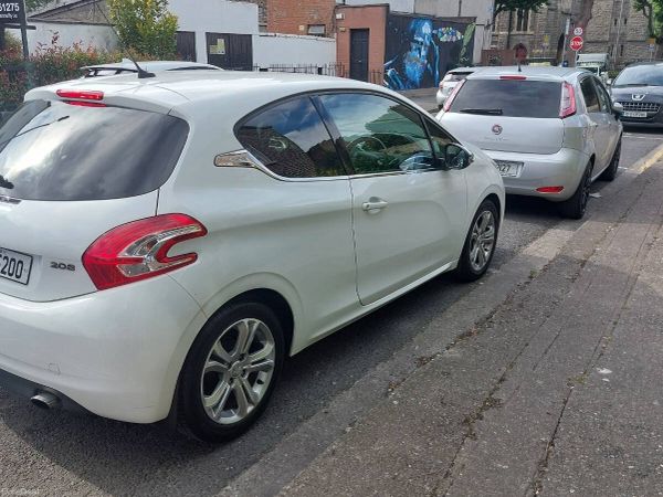 Peugeot 208 Hatchback, Petrol, 2013, White