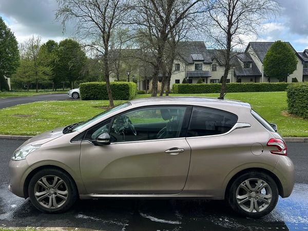 Peugeot 208 Hatchback, Diesel, 2013, Silver