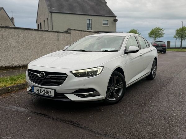 Opel Insignia Hatchback, Diesel, 2019, White