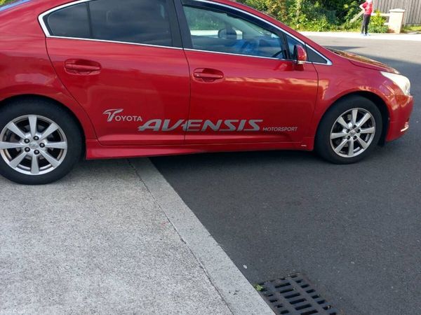 Toyota Avensis Saloon, Diesel, 2011, Red