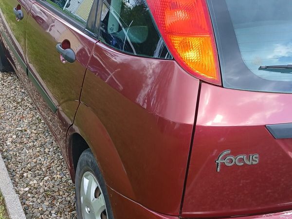 Ford Focus Hatchback, Petrol, 2004, Red