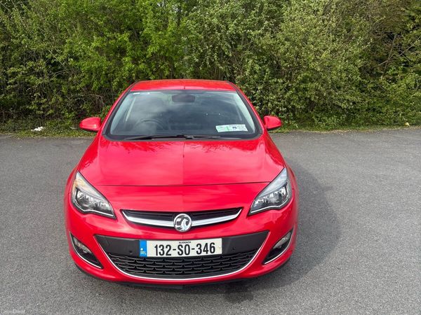 Vauxhall Astra Hatchback, Diesel, 2013, Red