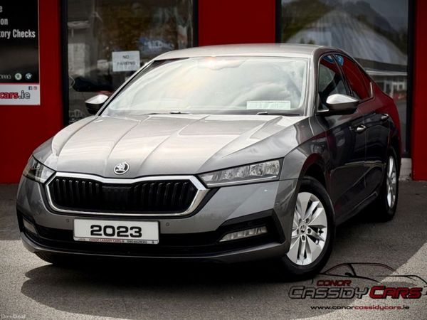 Skoda Octavia Hatchback, Diesel, 2023, Grey