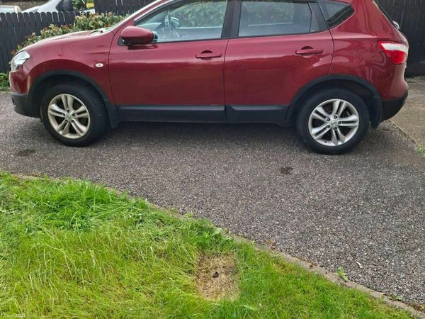 Nissan Qashqai Hatchback, Petrol, 2012, Red