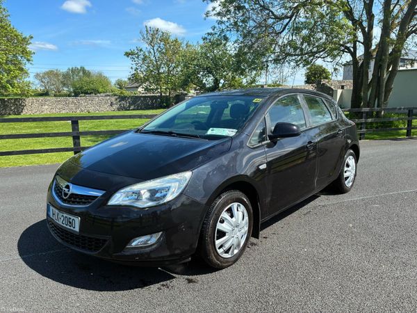 Opel Astra Hatchback, Petrol, 2011, Black